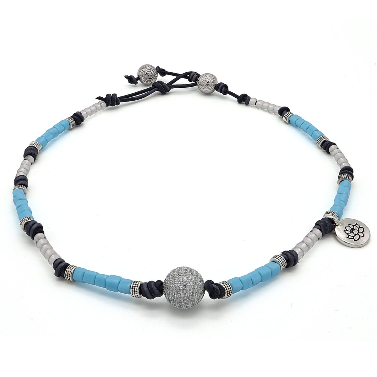 Чокер из серебряных бусин 925 пр. и бисера на кожаном шнуре.