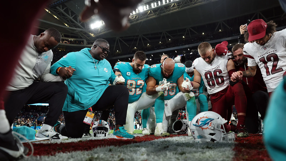 Игроки «Майами Долфинс» и «Вашингтон Коммандерс» перед началом матча на стадионе «Сантьяго Бернабеу» (Фото Florencia Tan Jun / Getty Images)