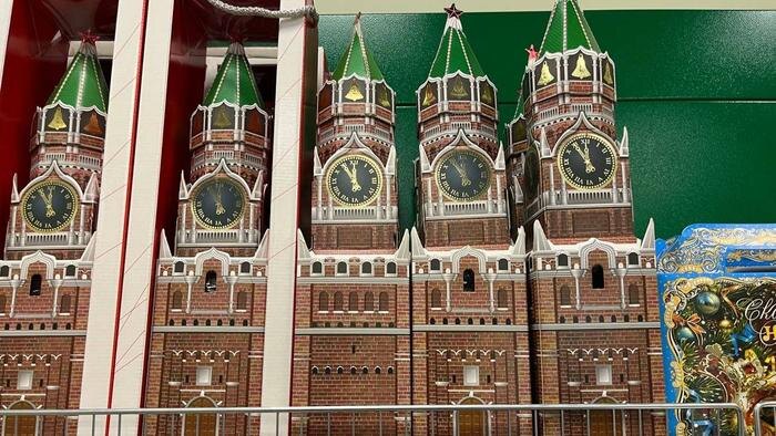 Новогодний подарок с конфетами «Спасская Башня». Обложка © Life.ru