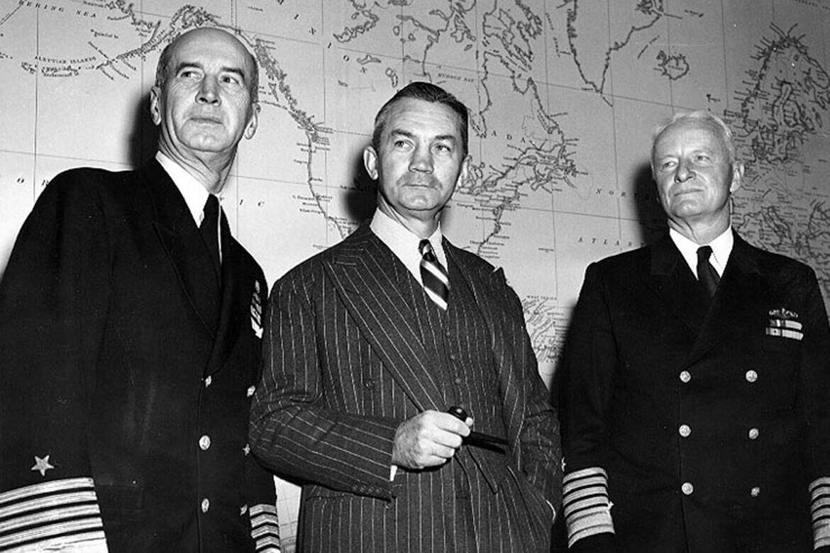 Министр обороны США Джеймс Форрестол во время болезни, согласно распространенной версии, постоянно повторял фразу «The Russians are coming!»Фото: © US Navy, Public Domain