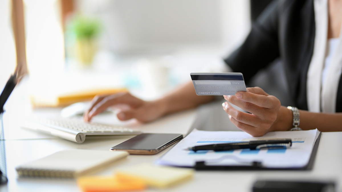 Девушка пытается оплатить лицензию AnyDesk