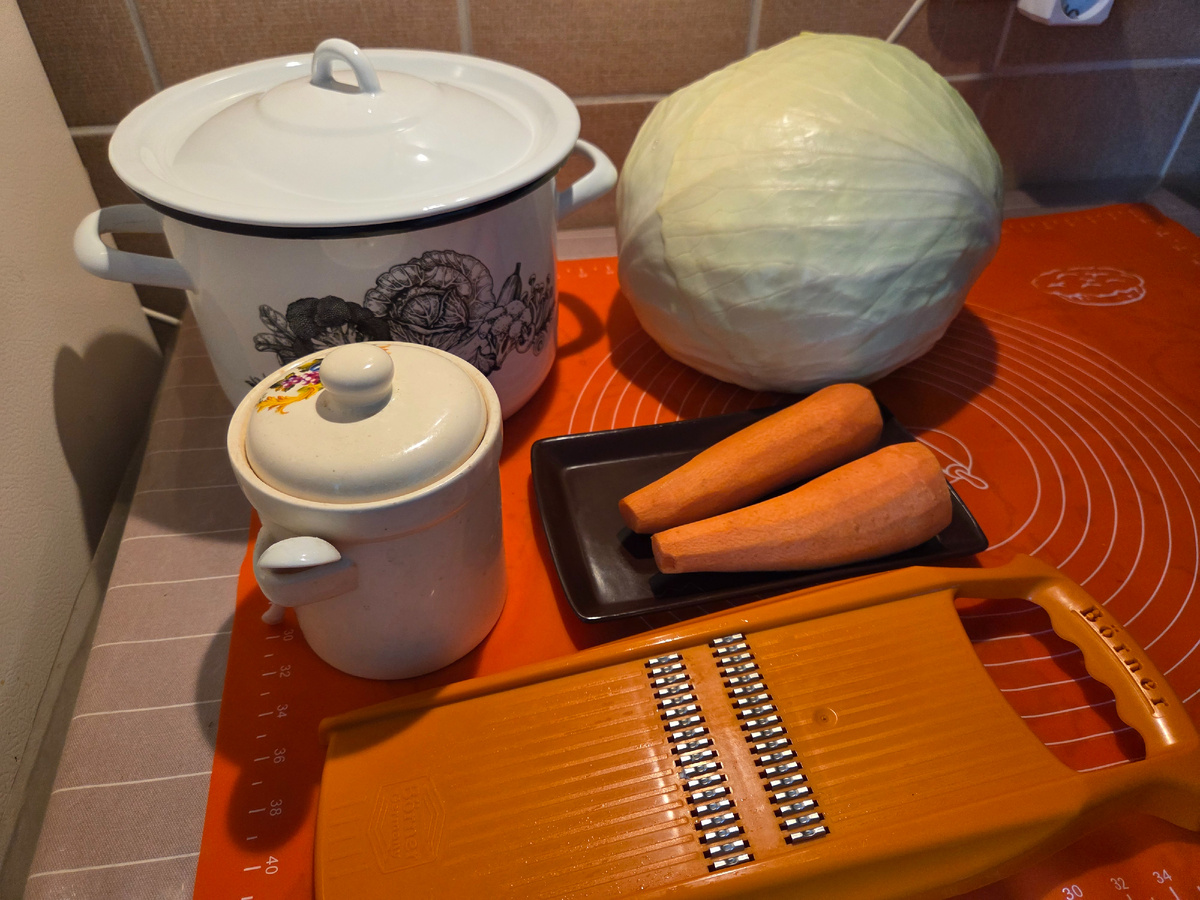 Недавно купила в магазине "Магнит" вилок капусты весом 3 кг. Решила посолить, хорошо, когда она есть.