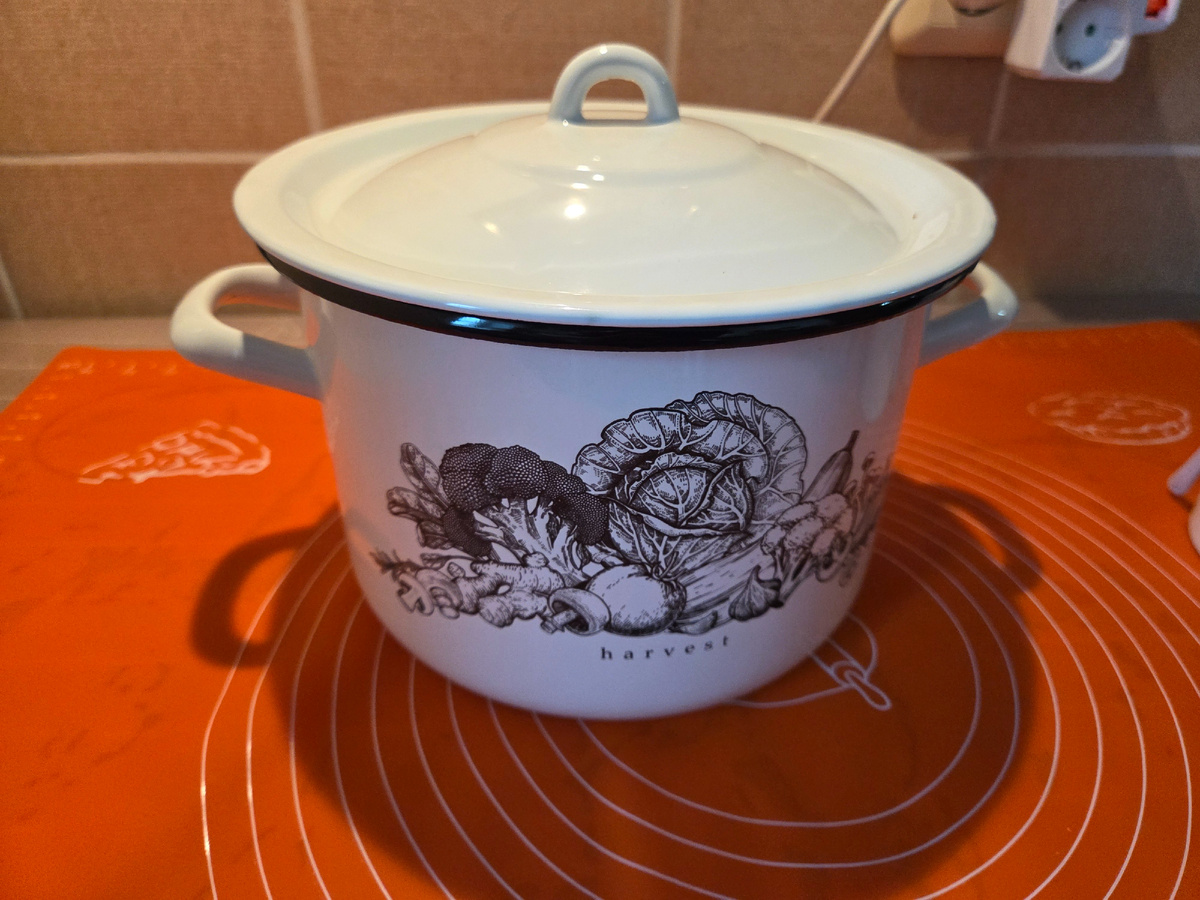 В ней будет удобно варить борщ, моя небольшая кастрюлька с такой функцией не очень справляется, не развернёшься в ней. Теперь будет удобно. А ещё буду квасить в ней капусту. Чтобы удобно было брать горячую крышку, папа вставлит  пробку от винной бутылки. Пока не успели. 