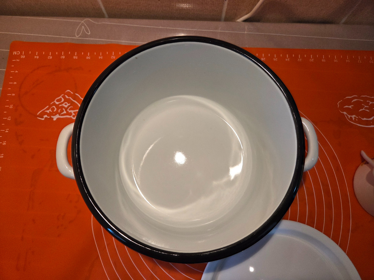 Внутри кастрюли стояла печать ОТК. Она смылась водой и моющим средством.