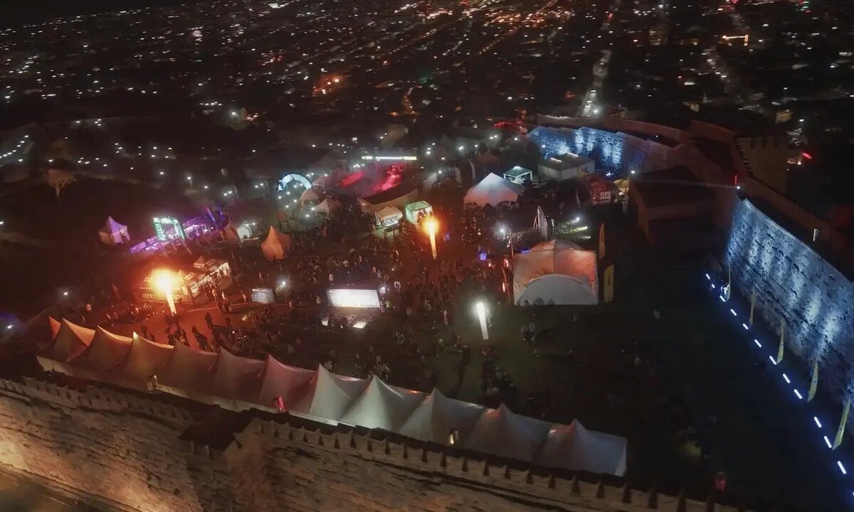  Забег прошёл у стен древней крепости Нарын-Кала в Дербенте   © ООО "Вайлд трейл". Екатерина Зыкова