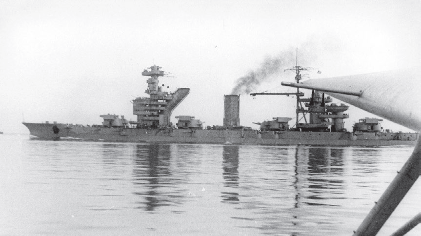 Линейный корабль «Парижская коммуна» во время маневров Черноморского флота
осенью 1940 года. Снимок сделан с гидросамолета МБР-2