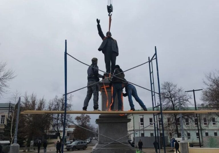    В Оренбурге вернули на постамент «маленького» Ленина Оренбуржье