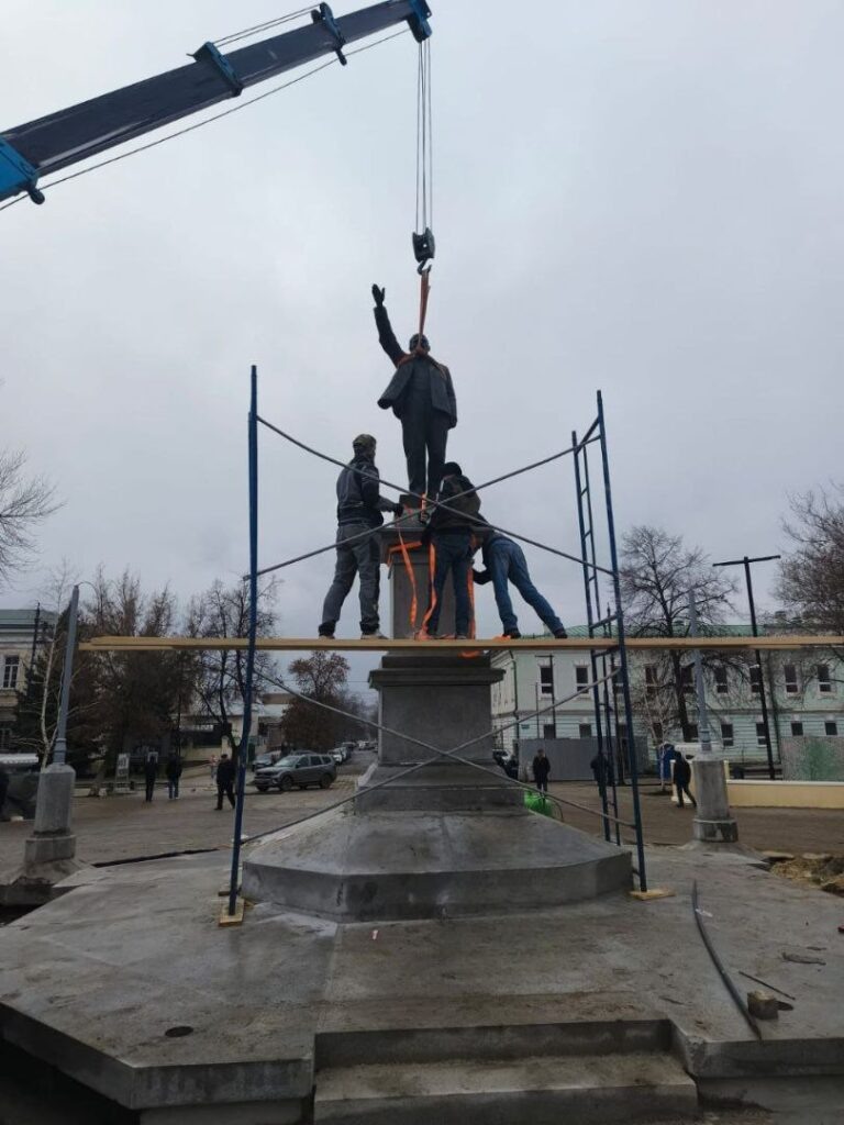     В Оренбурге вернули на постамент «маленького» Ленина Оренбуржье
📷    В Оренбурге вернули на постамент «маленького» Ленина Оренбуржье
