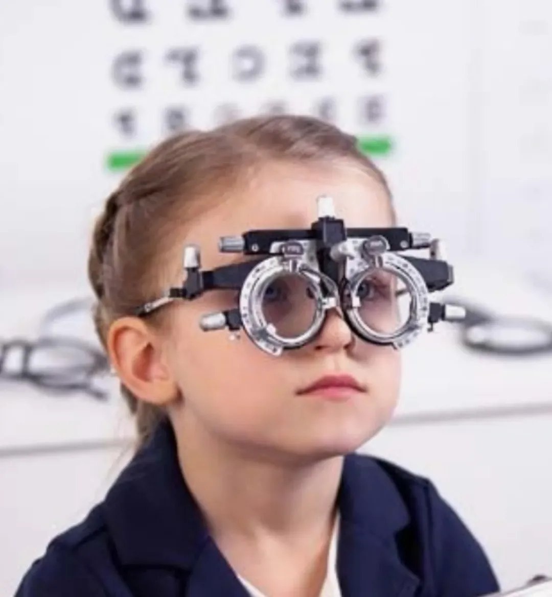 
⠀
В прошлом посте мы разбирали, как перегруженный мозг может намеренно «портит» зрение, чтобы снизить поток информации. Это его способ крикнуть: «Я больше не могу!». Но давайте копнём глубже и поймём, на что тратится львиная доля энергии нашей нервной системы.
⠀
Оказывается, основные «энергопотери» идут не на гаджеты и уроки, а на фундаментальные вещи:
⠀
⚖️ 1. БОРЬБА С ГРАВИТАЦИЕЙ.
Наше тело постоянно работает против силы притяжения.Если центр тяжести смещён из-за плохой осанки или сколиоза, эта борьба становится в разы энергозатратнее.
⠀
🦸 2. УДЕРЖАНИЕ ПОСТУРЫ (ОСАНКИ).
Каждая«криво» сидящая кость, каждый перекошенный таз — это постоянное статическое напряжение десятков мышц. Представьте, что вы несёте тяжелый рюкзак, не снимая его ни на минуту. Именно так и работает тело при нарушенной осанке.
⠀
🌀 3. ВЗАИМОДЕЙСТВИЕ С МИРОМ ЧЕРЕЗ КООРДИНАЦИЮ.
Любое наше движение— это сложнейший расчёт. Поднять руку, поймать мяч, подняться по лестнице. Если координация нарушена, мозгу приходится заново просчитывать каждое движение, как медленному компьютеру — сложную программу.
⠀
Теперь самое главное. 🎯
⠀
Чем лучше ребёнок координирован, чем стабильнее его поза и эффективнее движения, тем МЕНЬШЕ энергии уходит на эти базовые задачи. И тем БОЛЬШЕ ценного ресурса остаётся для высших функций: обучения, запоминания, концентрации и, что важно, обработки визуальной информации.
⠀
Поэтому ключевой вывод: 💡
⠀
Начинать улучшение зрения нужно НЕ с тренировки глазных мышц, а с развития координации и баланса. Пока мозг борется за равновесие, у него просто нет мощностей, чтобы видеть мир в HD-качестве.
⠀
Кто нам в этом поможет?
⠀
🏃 Специалисты по кинезиологии — они видят, как движение влияет на функцию мозга.
💪Инструкторы ЛФК — укрепляют мышечный корсет и корректируют осанку.
🎯Любые упражнения, развивающие баланс и ловкость: занятия на фитболе, баланбордах, упражнения на одной ноге, элементы гимнастики.
⠀
Развивая координацию, мы экономим ресурсы мозга для яркого и чёткого зрения! ✨

⠀

⠀