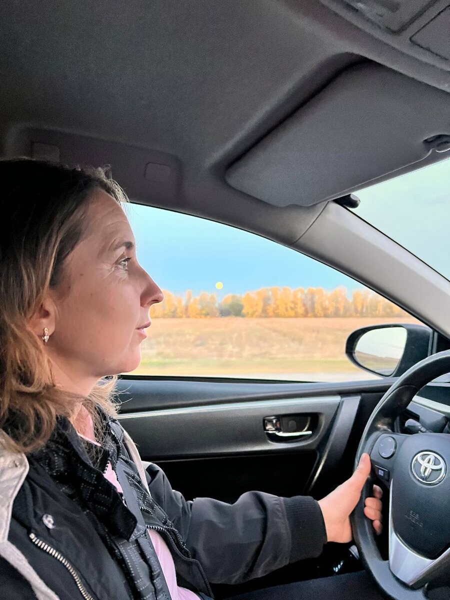 Обычно я сама за рулем, но в этот раз случилось исключени. Может, во имя этой встречи?