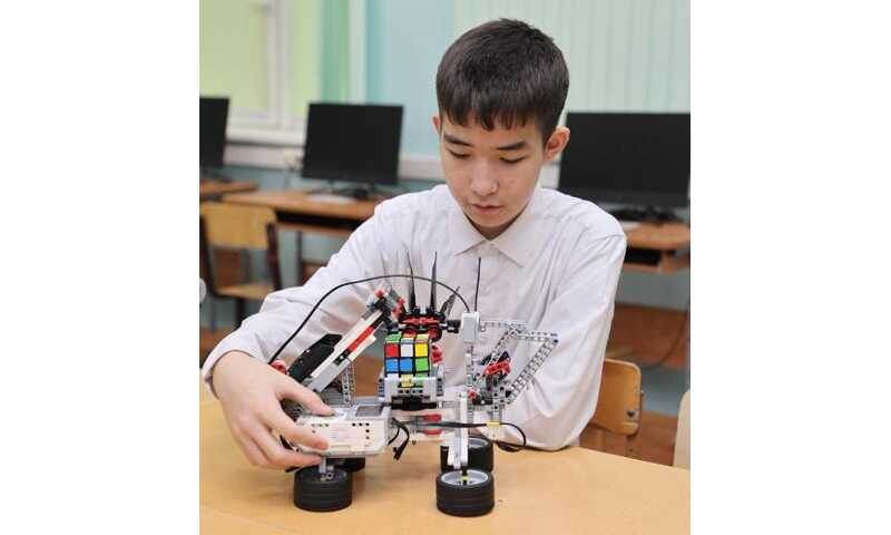 В Астане школьник создал умного робота, который собирает кубик Рубика за одну минуту