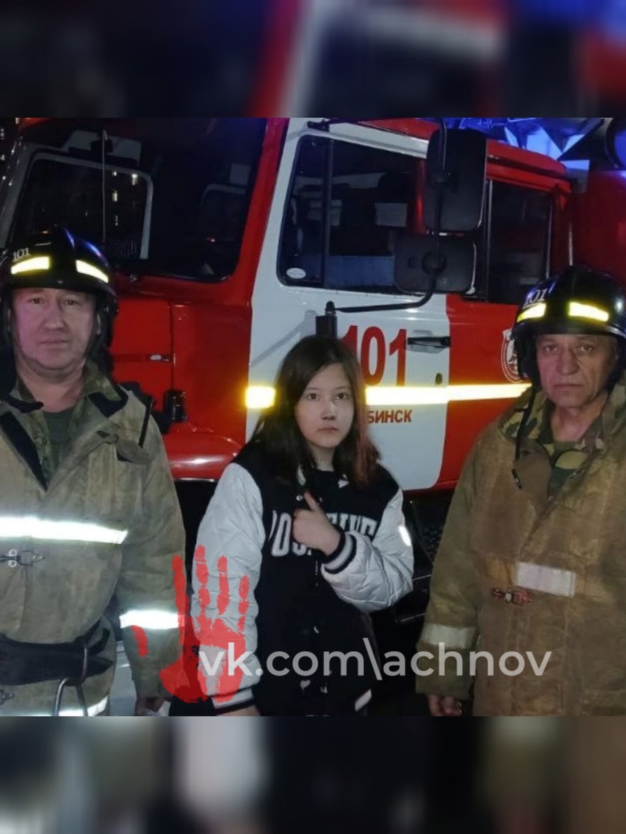 Спасенная девочка и сотрудники МЧС