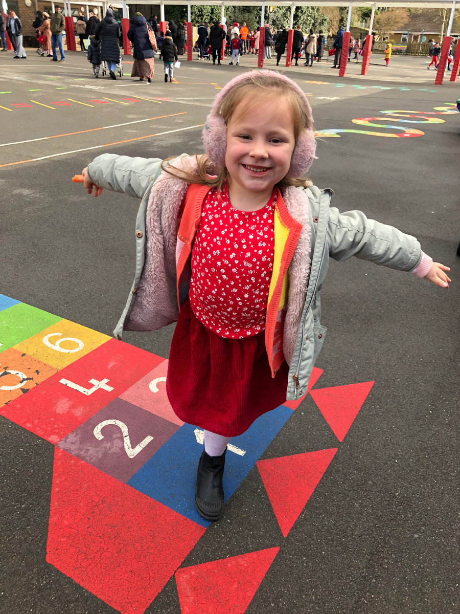 Эрика во дворе школы