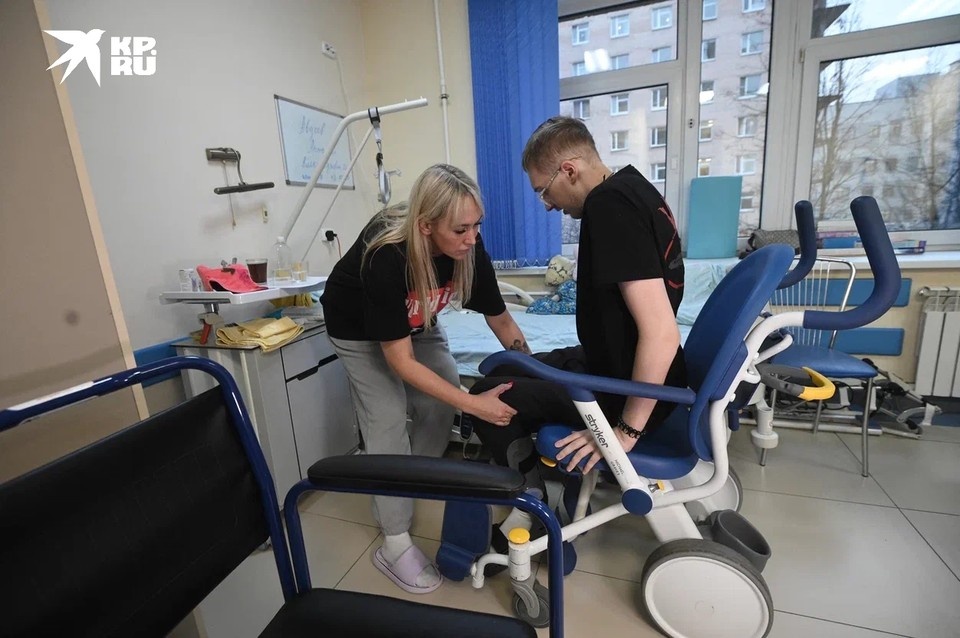    Мама уволилась ради присмотра за сыном, она почти не отходит от него. Алексей БУЛАТОВ