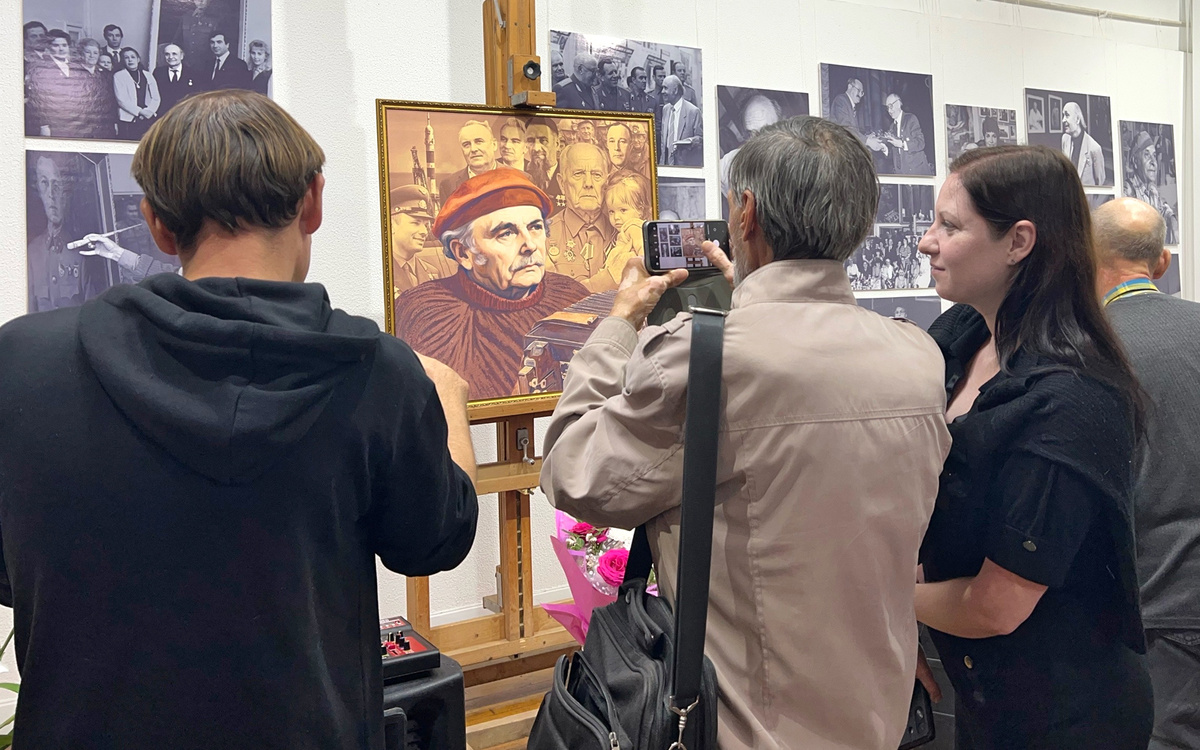 На выставке «Портрет на фоне эпохи». Выставочный зал им. Г.В. Черноскутова, г. Волжский, ноябрь 2025 г. Источник: https://vk.com/vzvlz