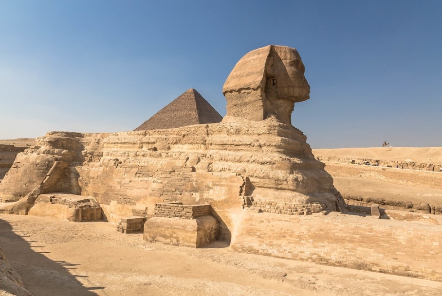 Большой сфинкс и пирамиды в Гизе, Египет.