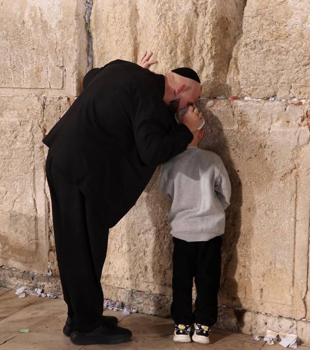 Джиган с сыном Давидом у Стены Плача в Израиле. Фото: соцсети