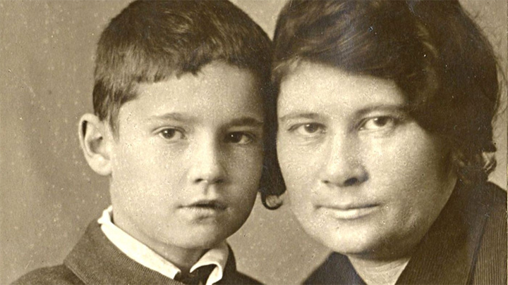    Эльдар Рязанов с матерью Софьей Шустерман. Фото: kulturologia.ru