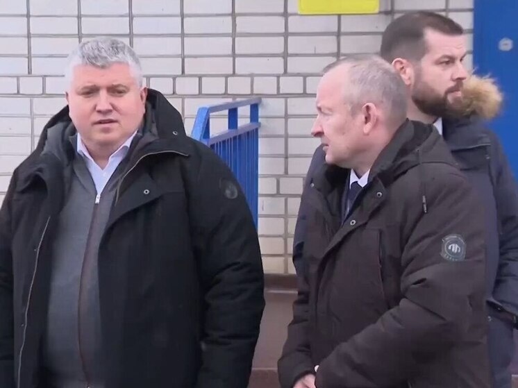     Специалисты сделают новую асфальтовую площадку, которая будет освещаться и поставят спортивную трибуну. Фото: telegram-канал губернатора Новгородской области Александра Дронова