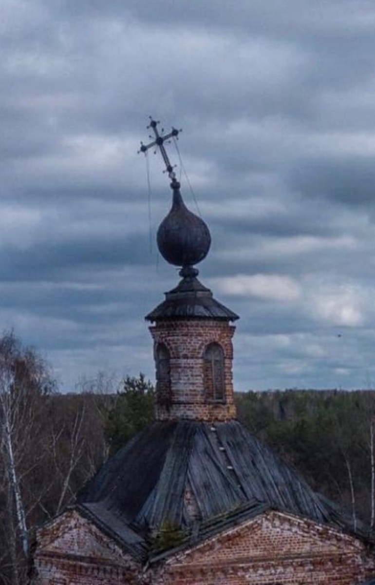 Один из заброшенных храмов Архангельской области