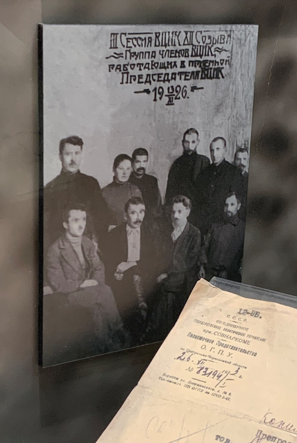 М.И. Калинин 3-й слева в первом ряду, по правую руку от него наш земляк И.М. Балабанов