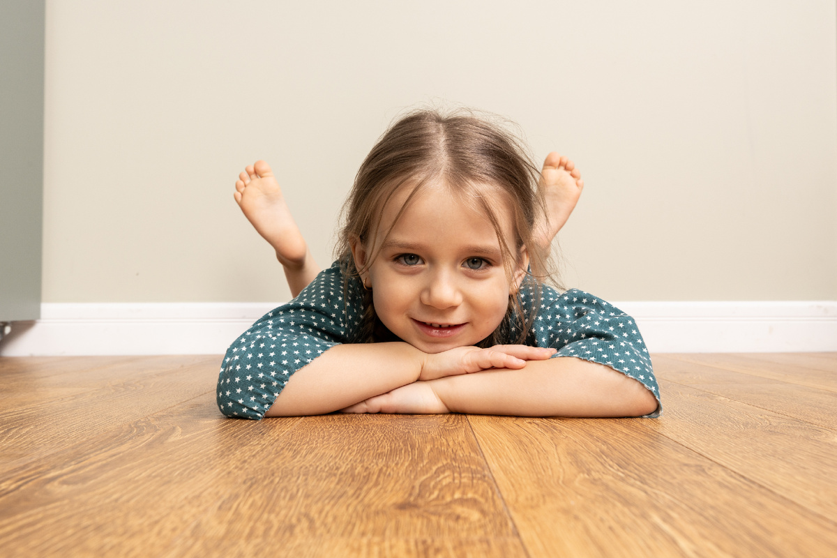 На фото - ламинат Floor Fort и наша звездочка Варя