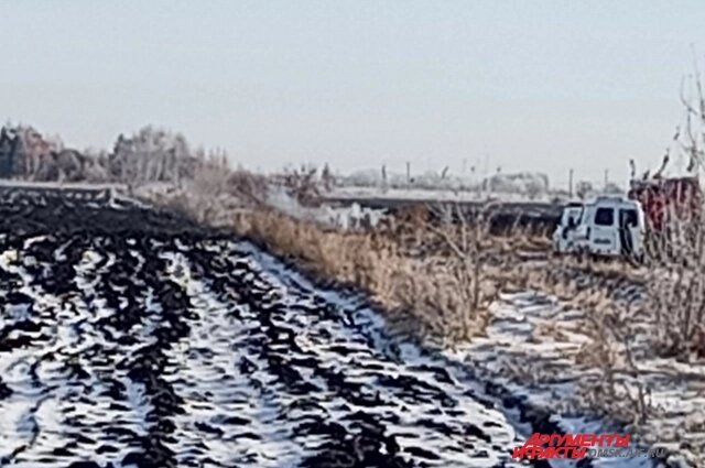    В поле под Ростовкой, где произошёл взрыв. Фото: omsk.aif.ru// Ксения Ермакова