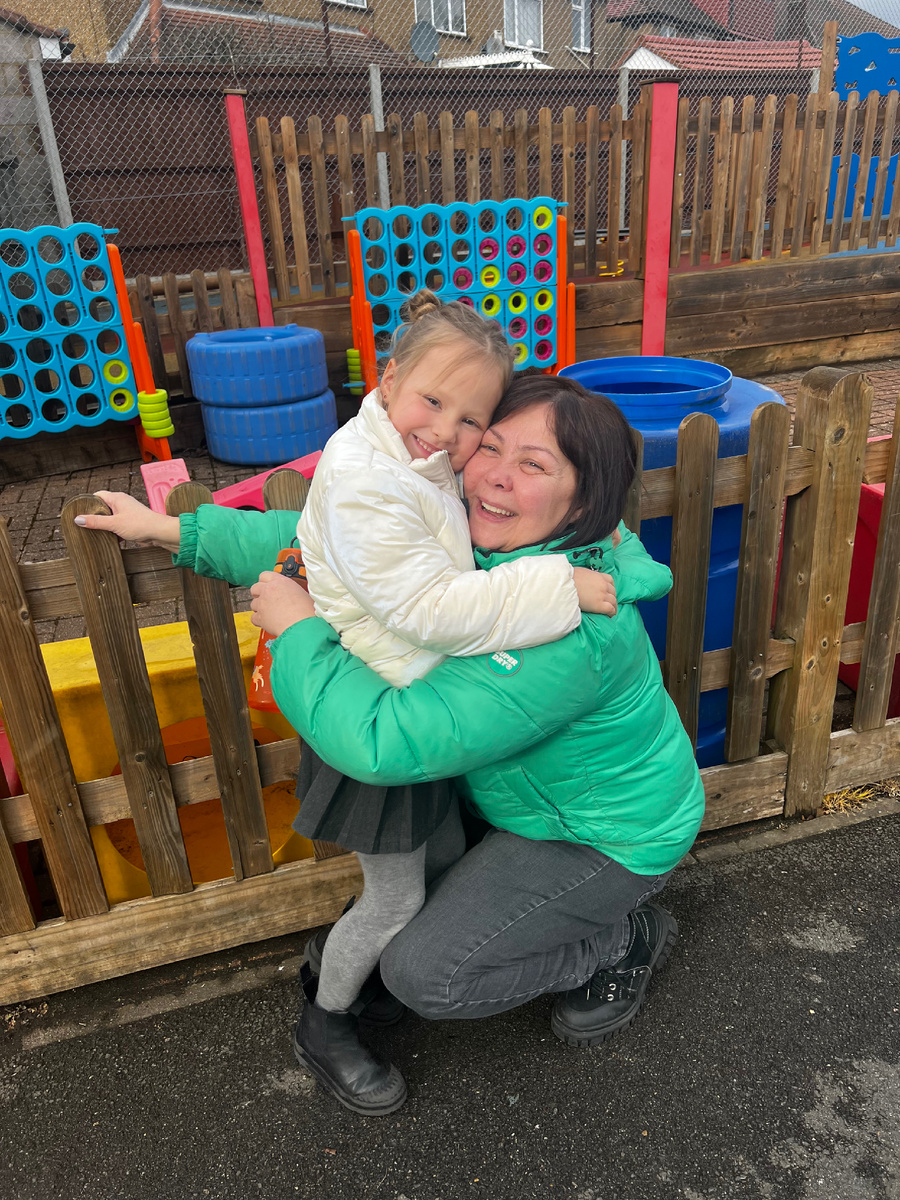 Мы с Эрикой во дворе школы