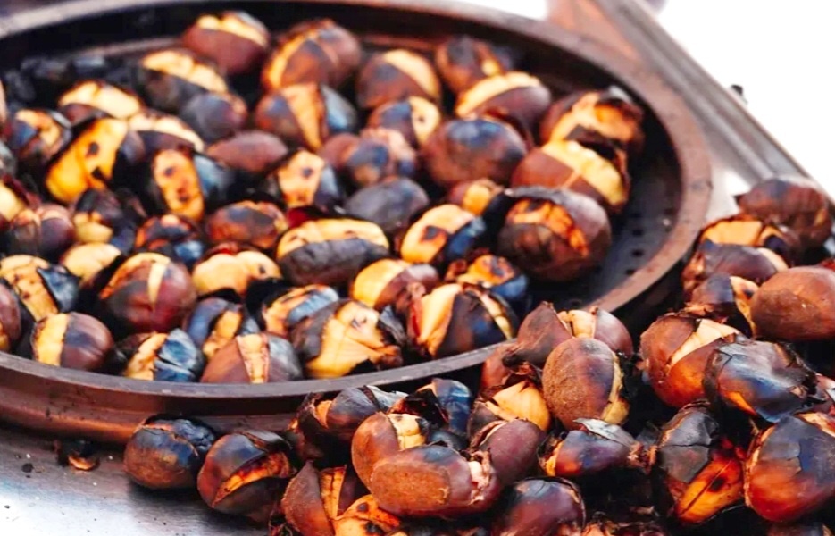 Японцы жарят каштаны прямо на улице.