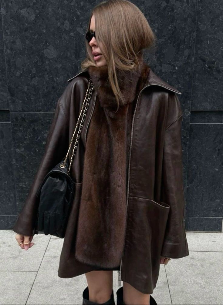 Манишка и кожаный плащ.