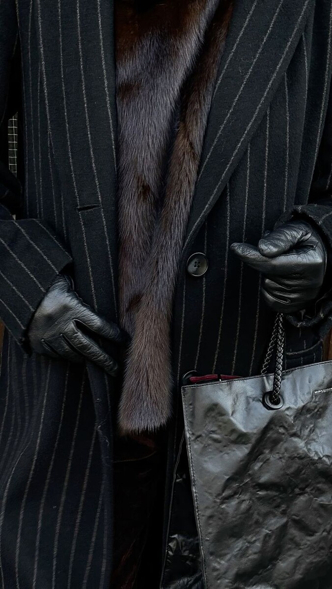 Манишка и классическое шерстяное пальто.