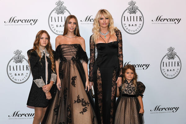 Создательница модного Дома Yana Яна Расковалова (вторая справа) с семьей перед началом бала дебютанток журнала Tatler в Доме Пашкова. Вторая слева: ученица британской школы Hurtwood House Вероника Расковалова (18 лет) / Екатерина Чеснокова/РИА «Новости»  