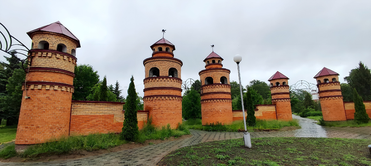 Пинский детинец, древнейшая и укрепленная часть города, служил резиденцией князей. Деревянный замок существовал до середины XVII века, когда был поврежден в 1648 году и уничтожен в 1655 году. Сейчас остатки детинца скрыты под культурным слоем. Стилизованные башни в детском парке служат слабым напоминанием о замке.