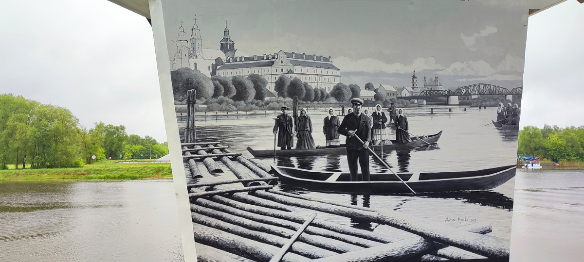 На опорах моста через реку Пину размещены изображения, иллюстрирующие историю города Пинска, созданные местным художником Евгением Сосюрой.