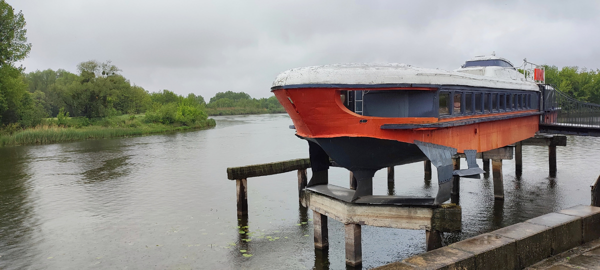 Некоторое время назад на базе метеора располагался гастробар.
