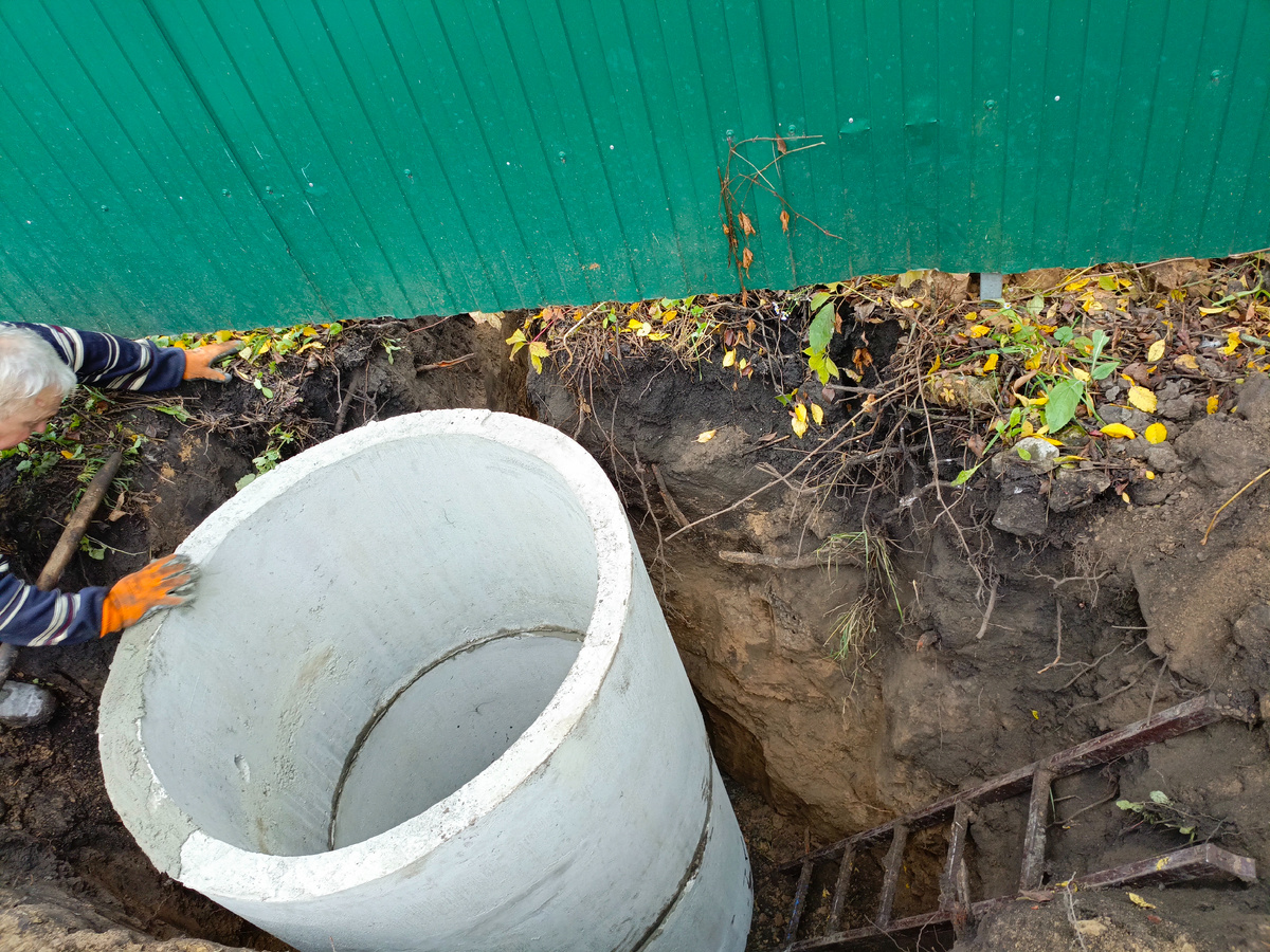 Фото автора. Установка бетонных колец для колодца.