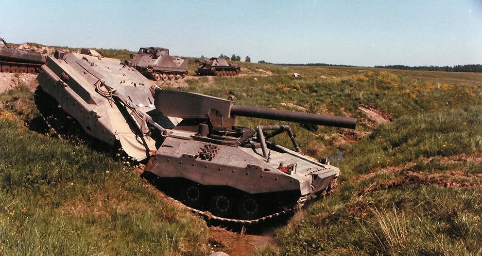 UDES на ходовых испытаниях. Вместо 140-мм орудия заметен его макет. На заднем фоне можно увидеть другую Шведскую технику.