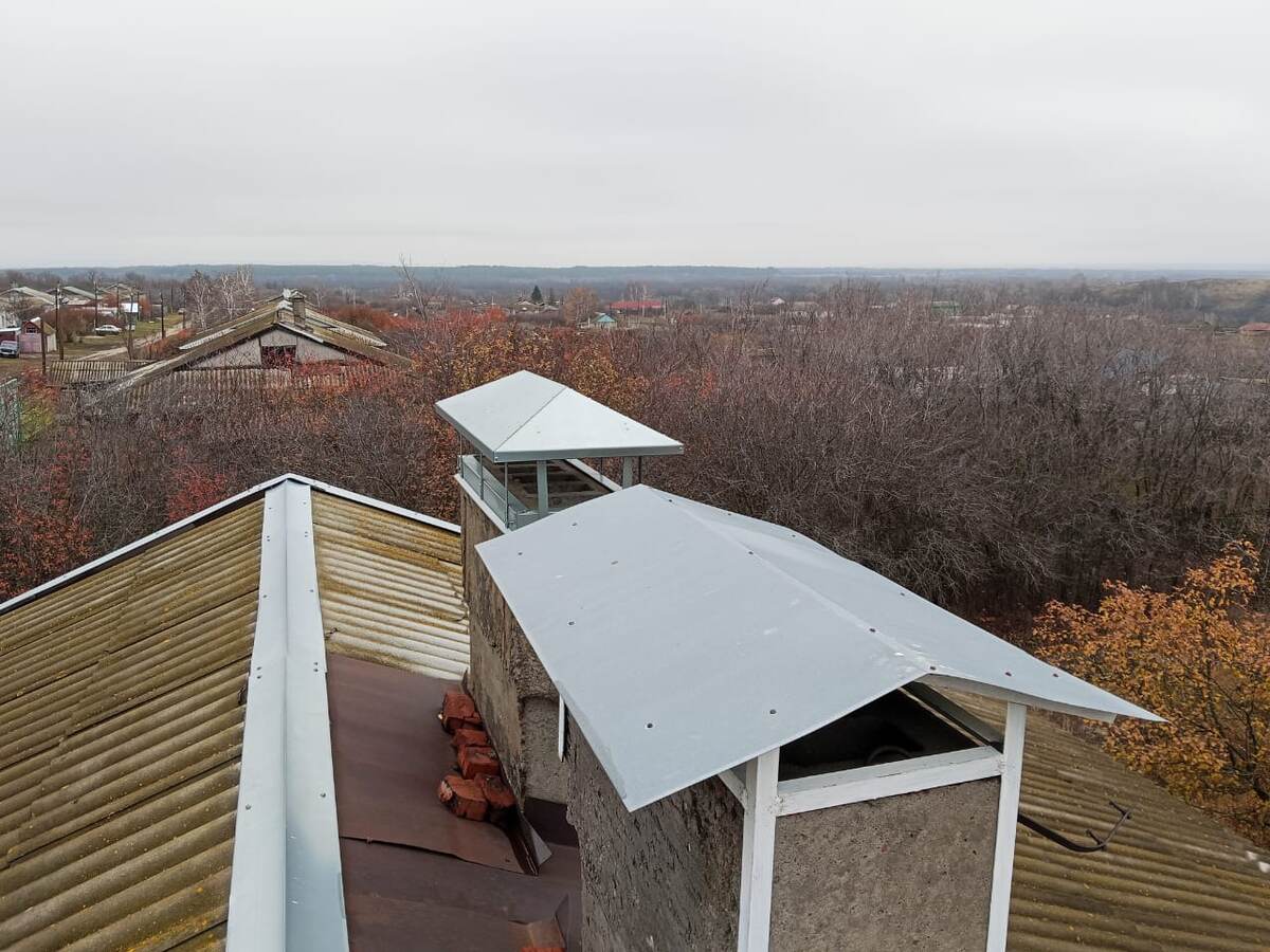 Подновил кровлю. Ближний дымарь на трубу делал полностью сам. Дальний решил заказать у профессионального жестянщика. Листайте галерею вправо!