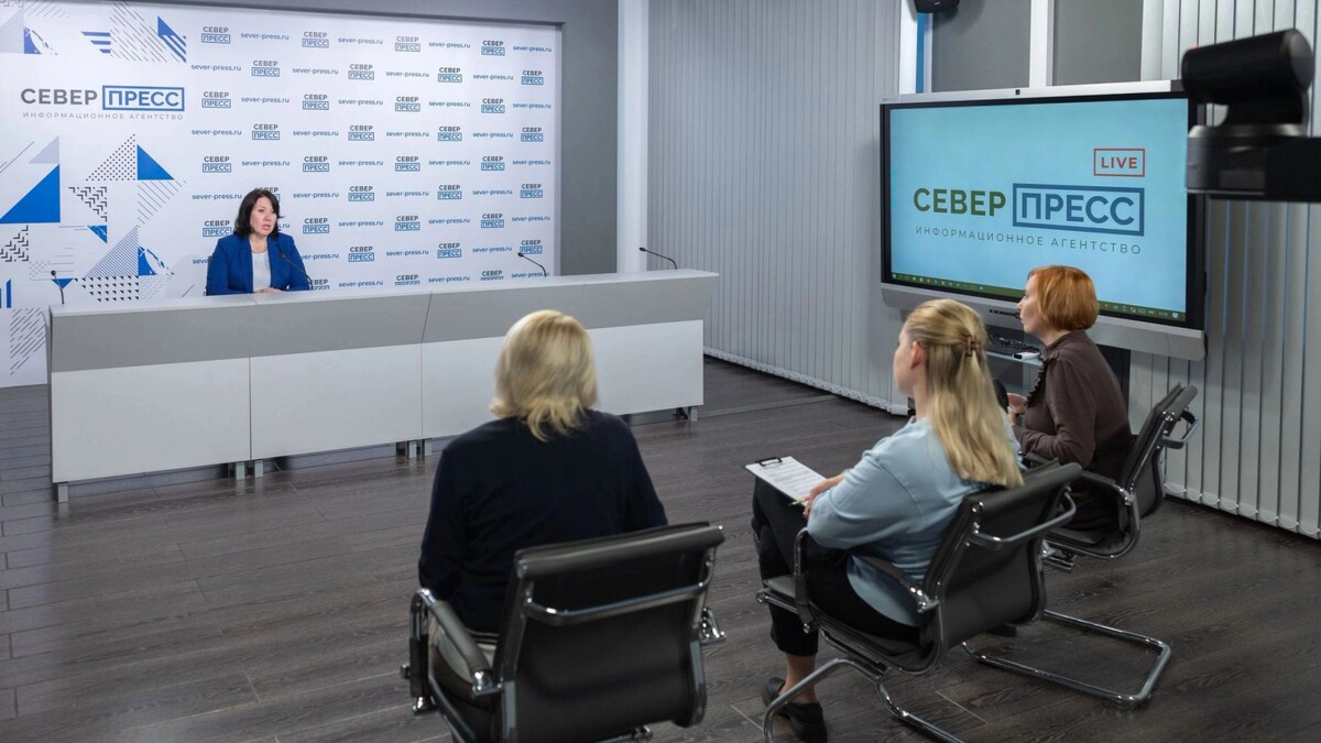    О становлении и развитии службы говорили в пресс-центре «Север-Пресса» с Еленой Дубковой. Фото: Александр Чирва / «Ямал-Медиа»