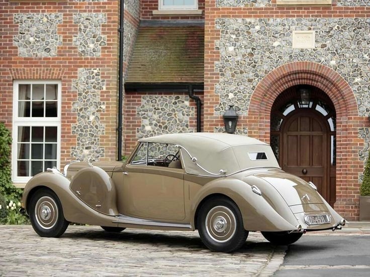 Lagonda-V12 сзади. Источник фото: Pinterest.ru