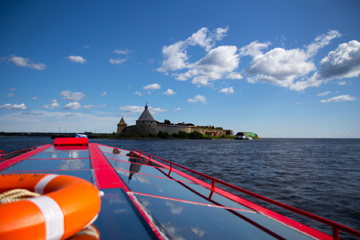 Вид на Ореховый остров с воды. Фото автора.