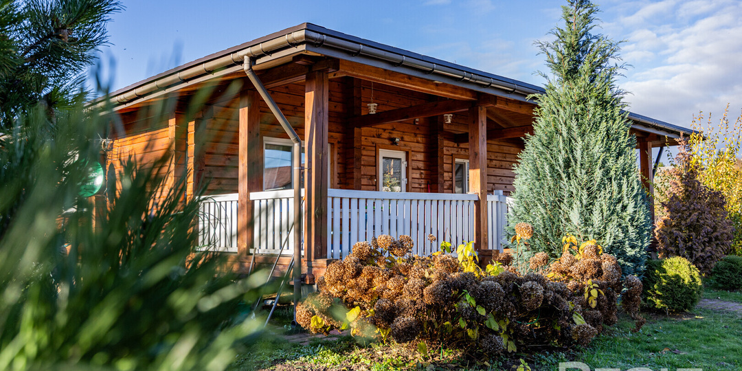 В СТ за Ждановичами продается классный дом с террасой и аутентичным местом для гостей. Показываем