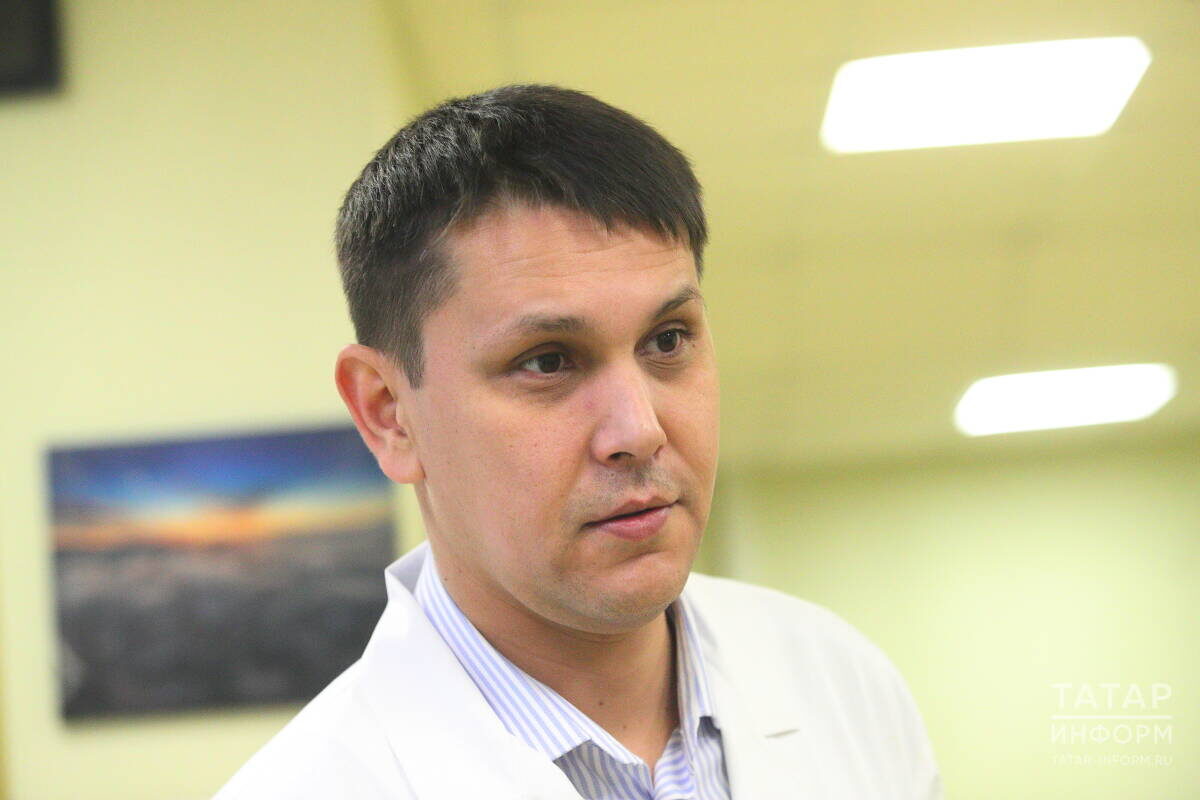 Рашид Шафигулин: «Когда пациент поступил к нам, перелом уже был частично сросшимся. Мы демонтировали аппарат внешней фиксации, но, к сожалению, через пять дней мы наблюдали гнойное отделяемое»Фото: © Михаил Захаров / «Татар-информ»