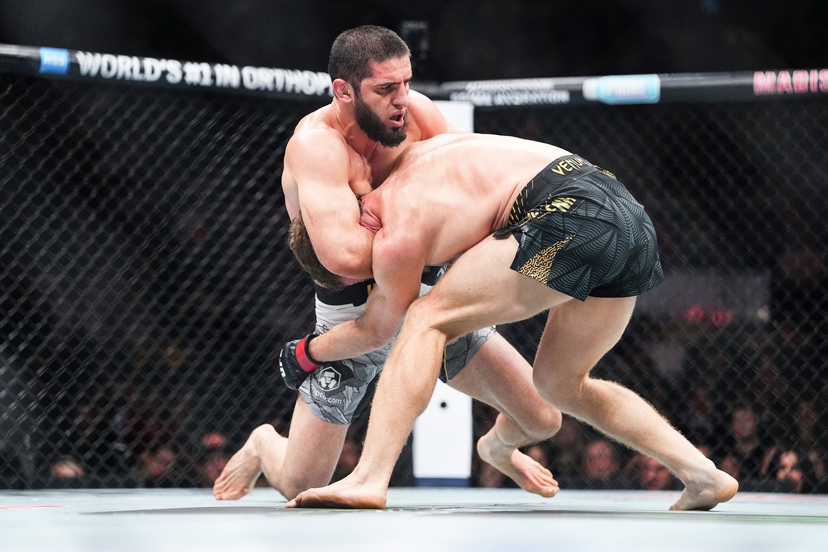    Джек Маддалена так и не придумал противоядия борьбе Ислама Махачева (в светлых шортах)./GettyImages