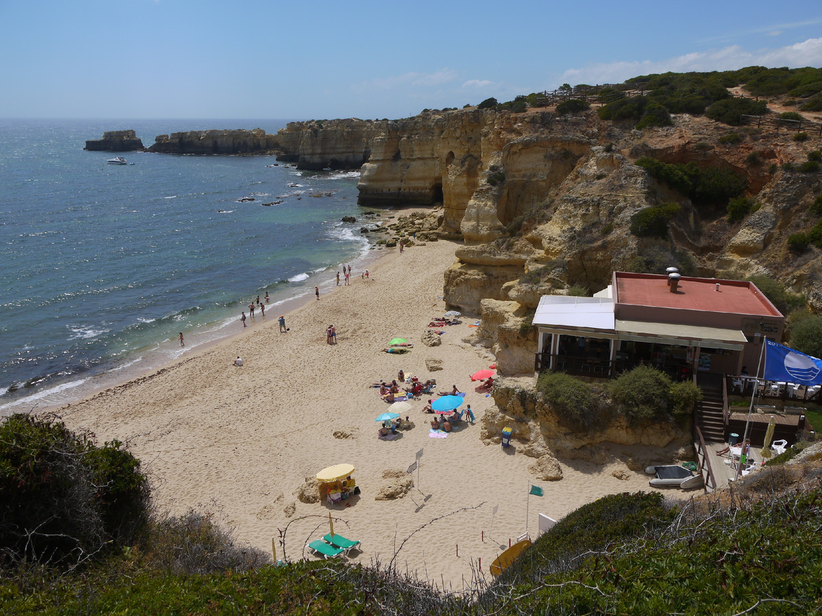 Синий флаг на пляже - символ высшего стандарта и безопасного купания. Ну-ну. Если только у берега поплескаться.