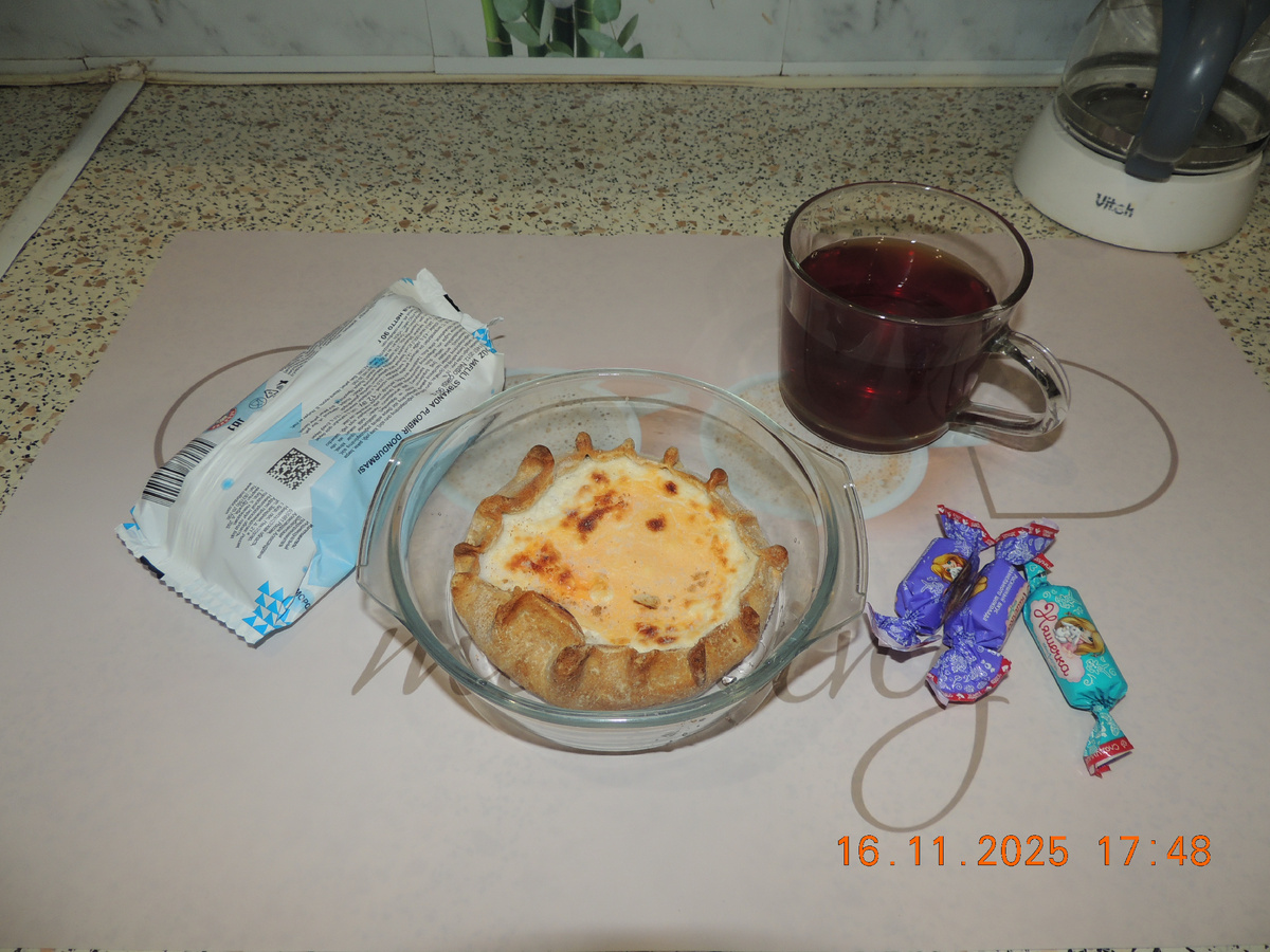 Завтрак. Калитка с творогом. Мороженое. Конфеты. Чай черный.