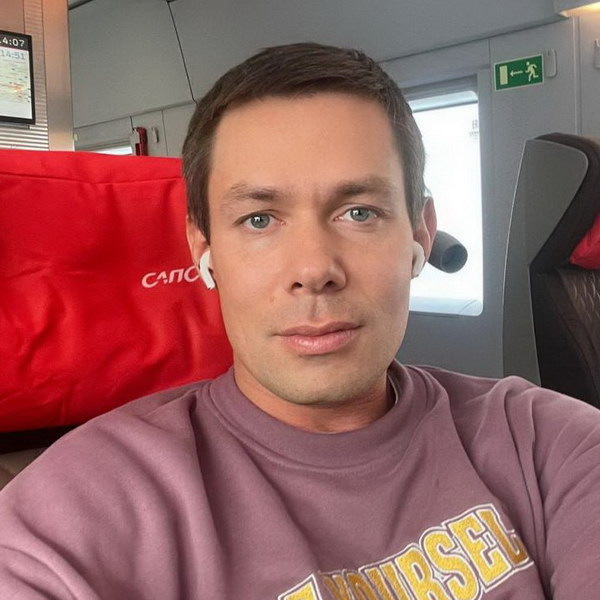     Стас Пьеха не может слушать треки Паши Техника