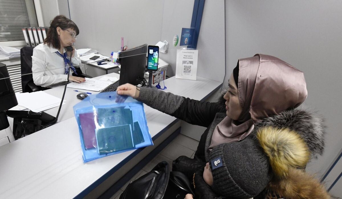     Выдача разрешения на работу в России иностранным гражданам. Источник: © РИА Новости Автор фото: Евгений Епанчинцев