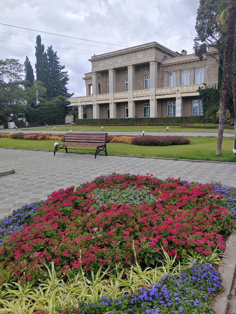 При входе в Никитский ботанический сад. Фото автора