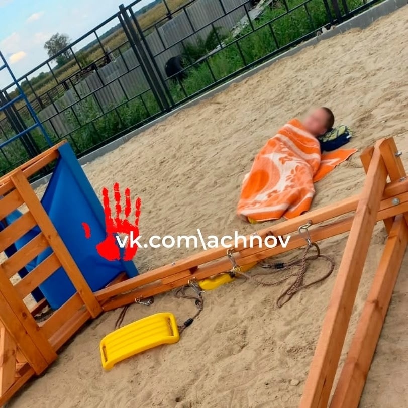 Фото сразу после ЧП. Ребенок лежит в ожидании врачей "скорой помощи"